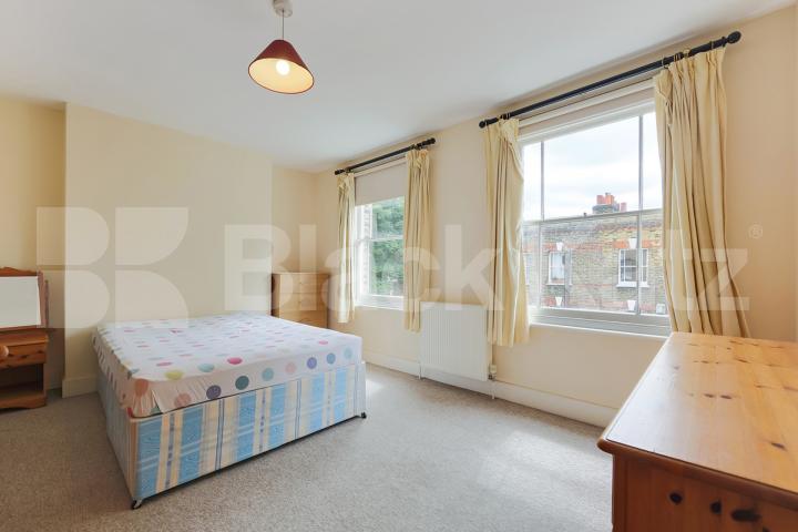 Stylish Georgian town house arranged over three floors & two Bathrooms Henshaw Street, Elephant and Castle/Borough